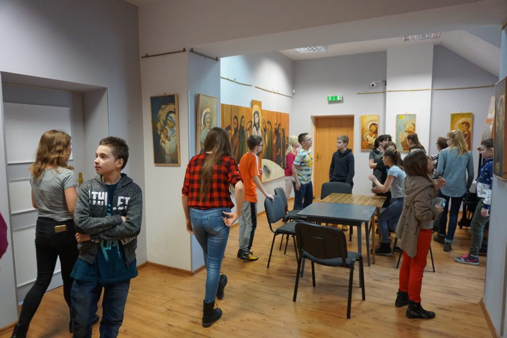 uczniowie na wystawie