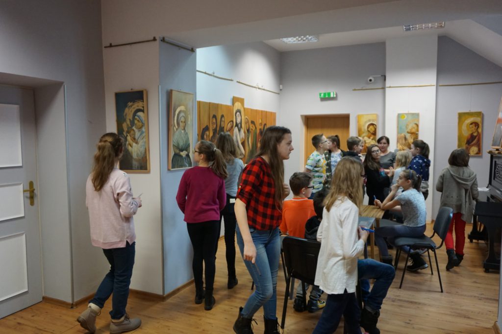dzieci oglądają obrazy