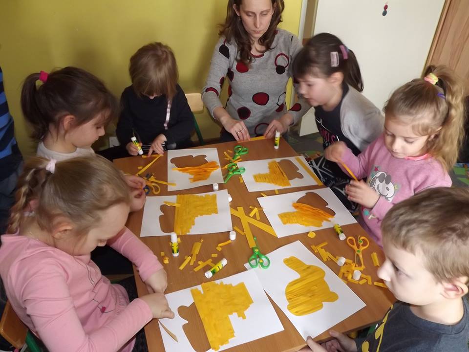 dzieci na zajęciach plastycznych