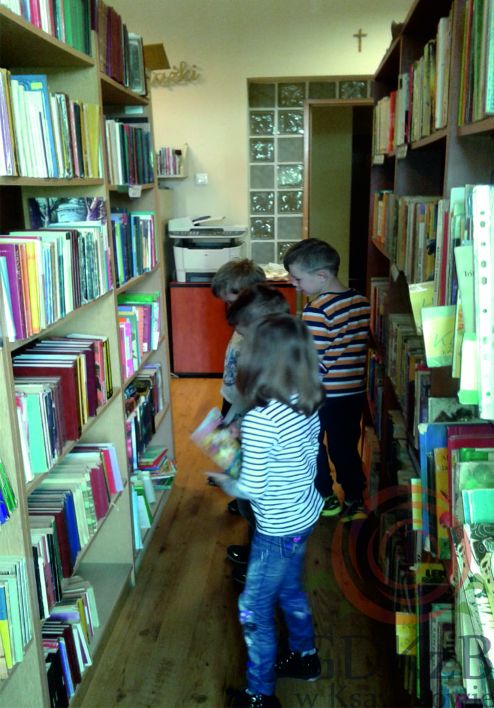 dzieci w bibliotece