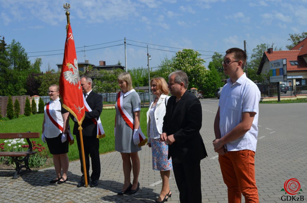 Delegacja przed pomnikiem