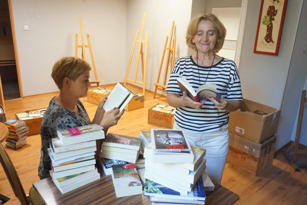 bibliotekarki z książkami
