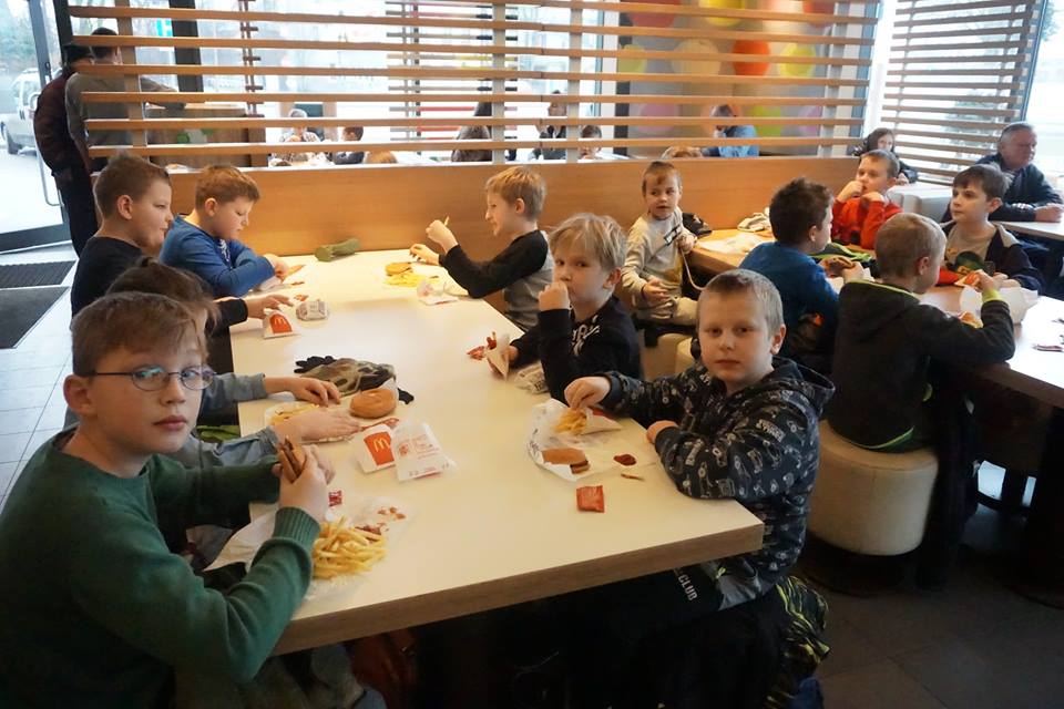 dzieci w MC Donalds