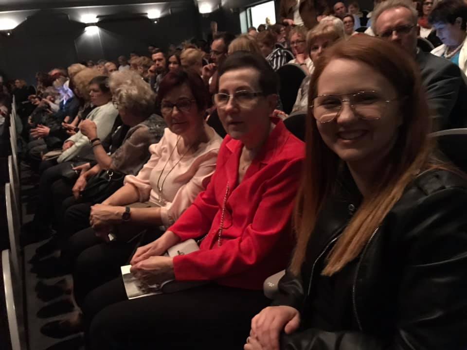 w teatrze