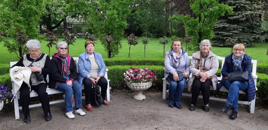 seniorzy w parku