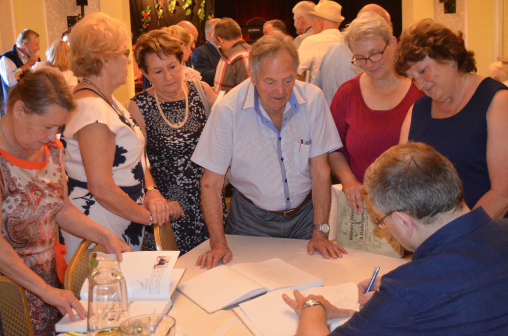 autografy, podpisywanie książki