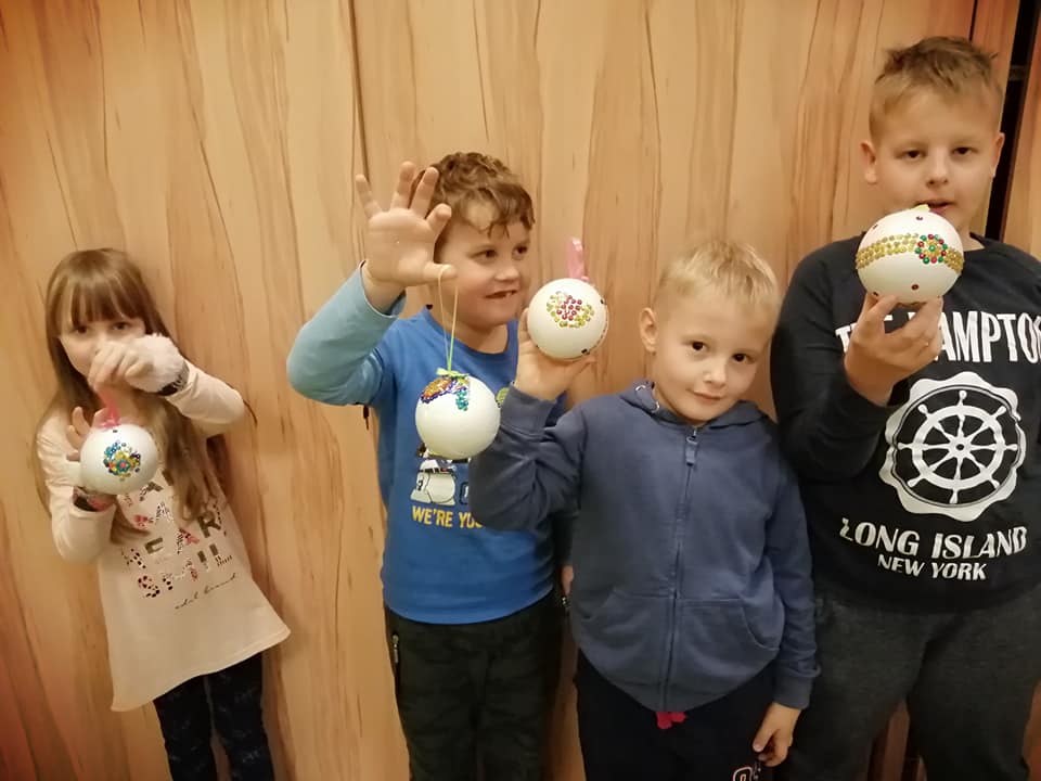 Efekt pracy, bombki z cekinów w wykonaniu dzieci 