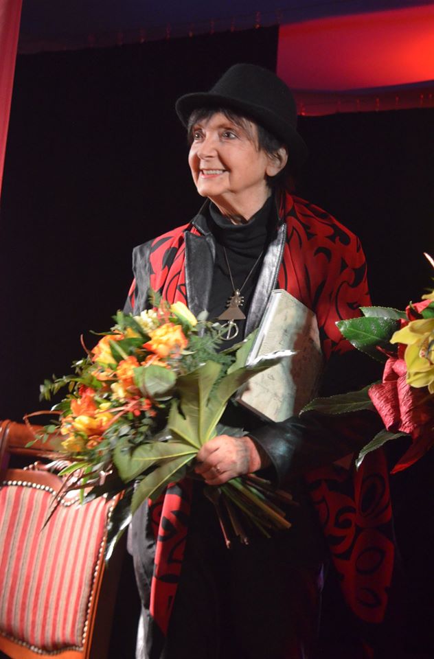 Halina Kunicka dostaje kwiaty