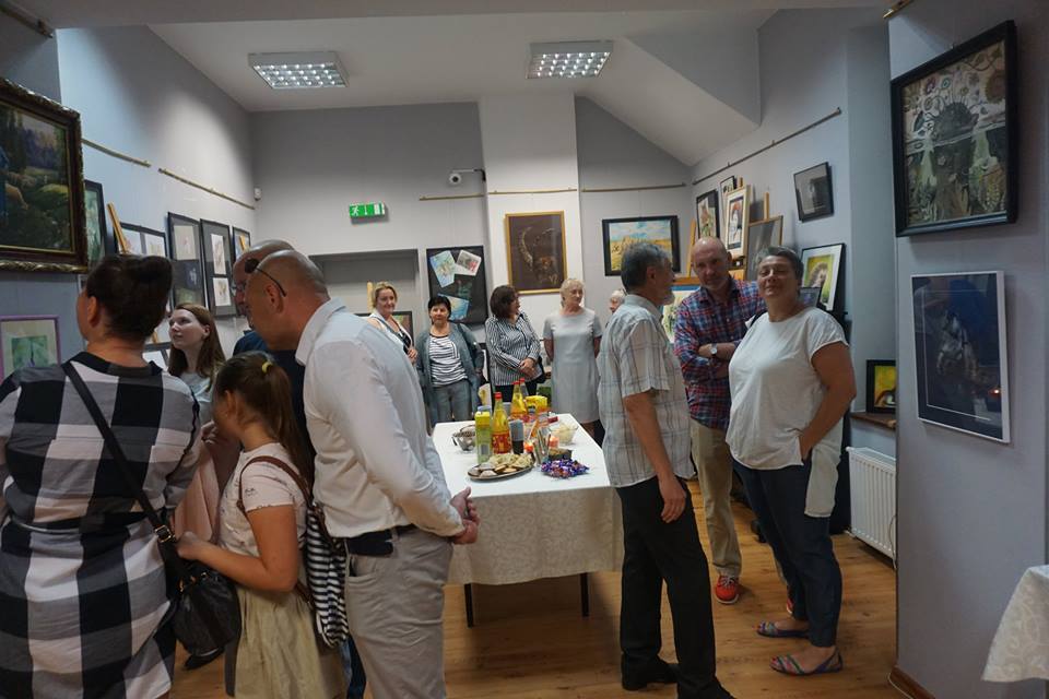 Podziwianie wystawy, goście