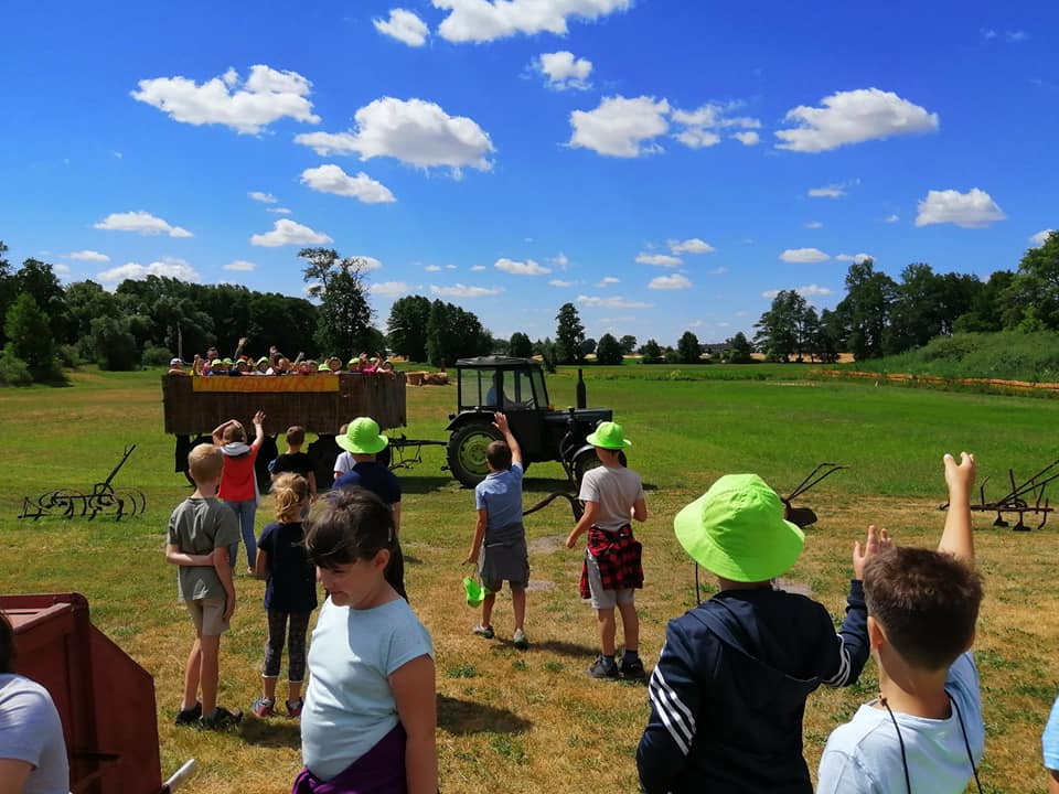 Przejażdżka traktorem, dzieci na łące