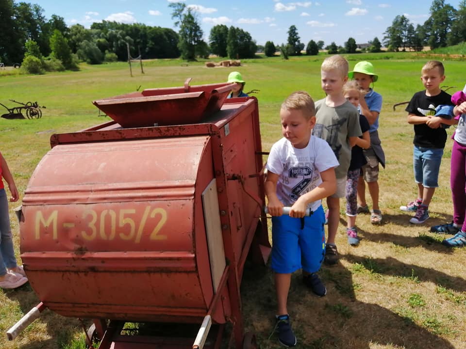 mielenie ziarna, dzieci w kolejce