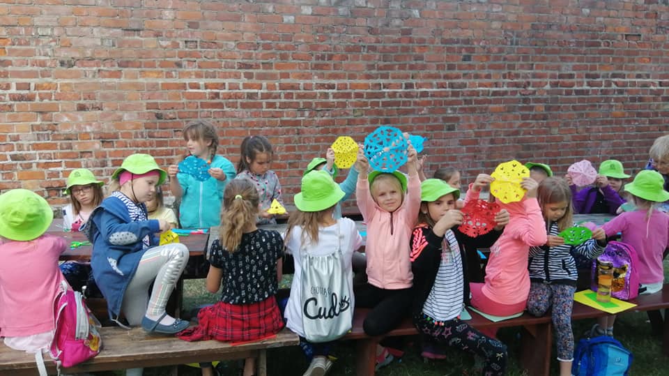 Wycinanka łowicka, dzieci na zajęciach