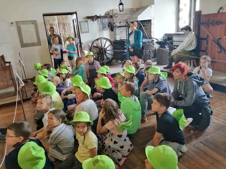 Oglądanie wystawy w muzeum w Łęczycy