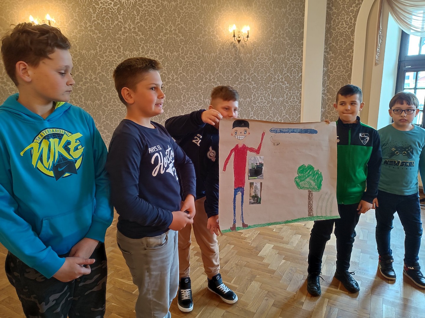 projekt Pięciu chłopców prezentuje swój plakat