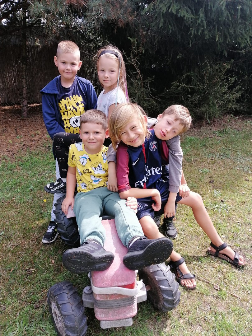 uśmiech Piątka dzieci w grupie. Dzieci są uśmiechnięte