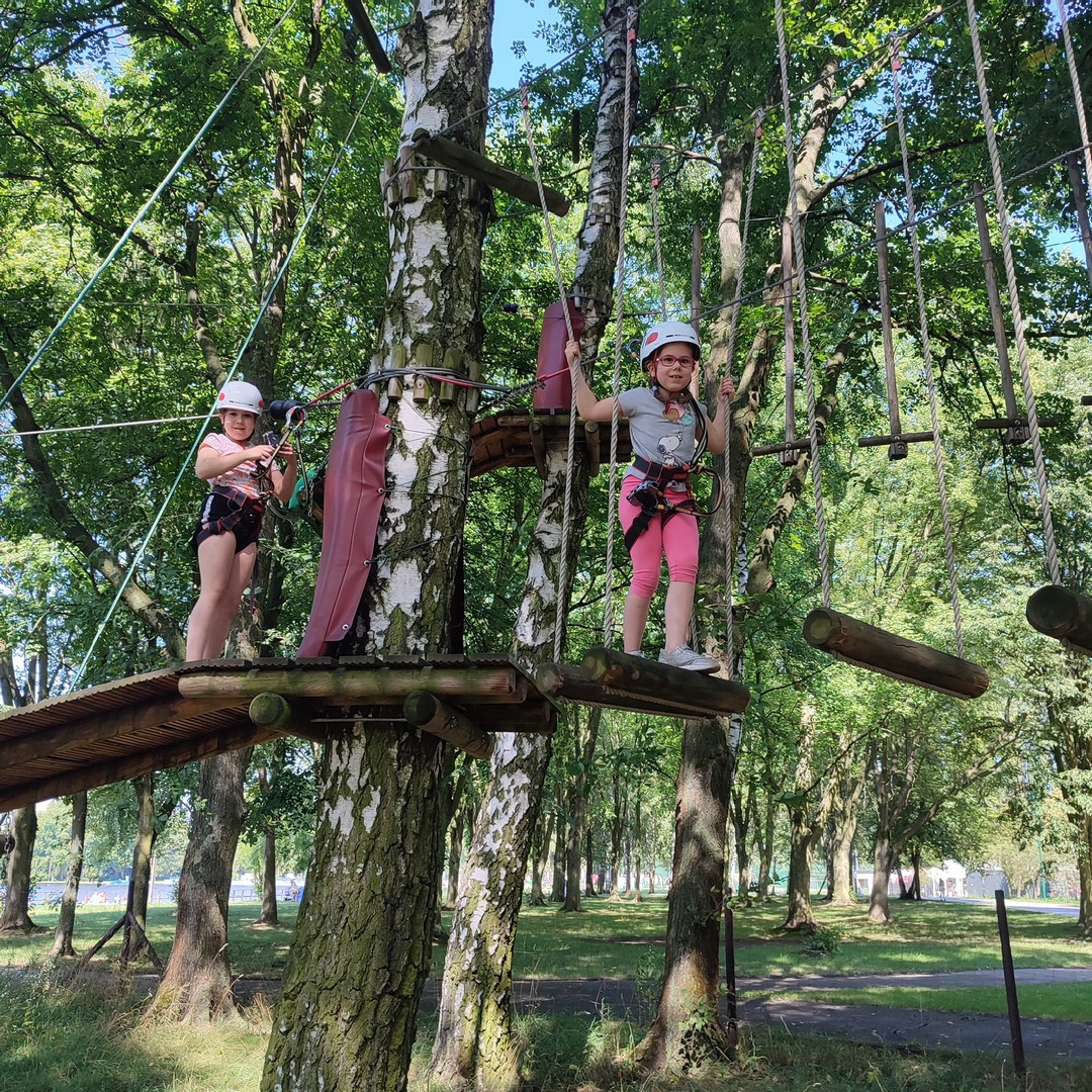 Park linowy Dwie dziewczynki na przeszkodach w parku linowym