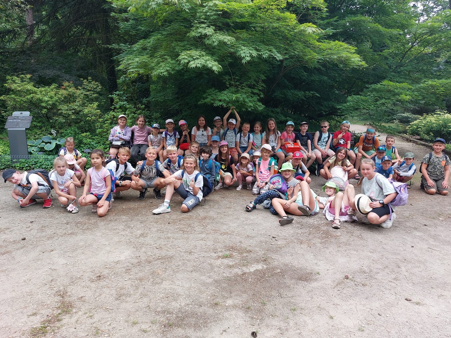 Arboretum Grupa półkolonistów w Arboretum