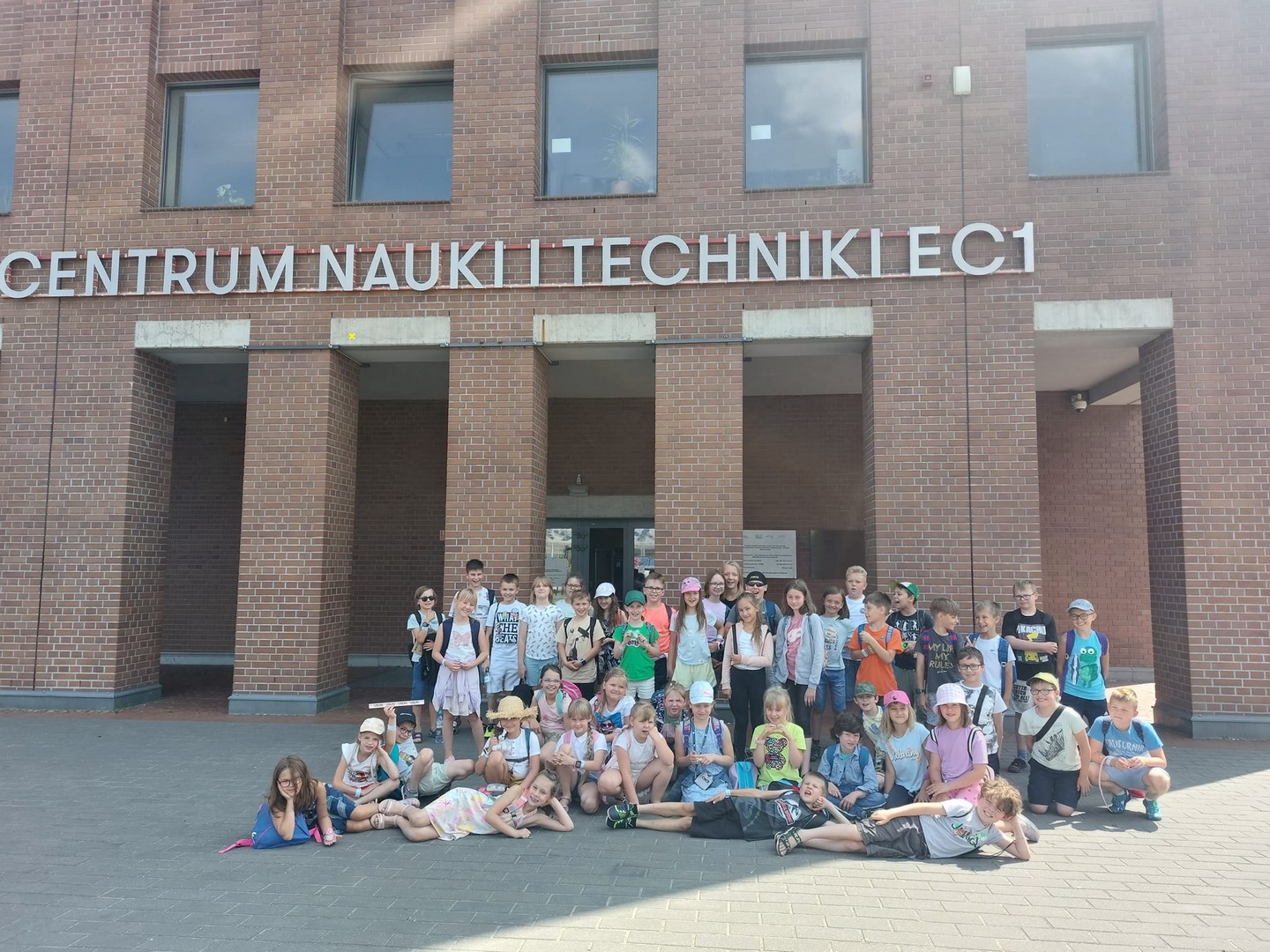 EC1 Grupa dzieci przed budynkiem Centrum Nauki i Techniki EC1