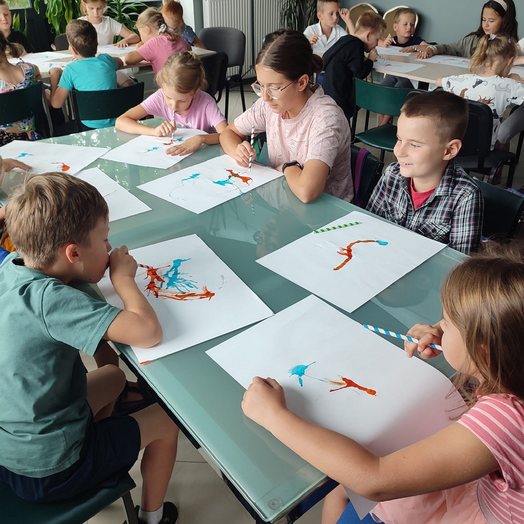 Zajęcia artystyczne Dzieci wykonują pracę plastyczną